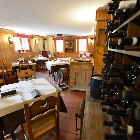 Hotel Petit Dahu - Chambres Et Restaurant Cogne Luaran gambar