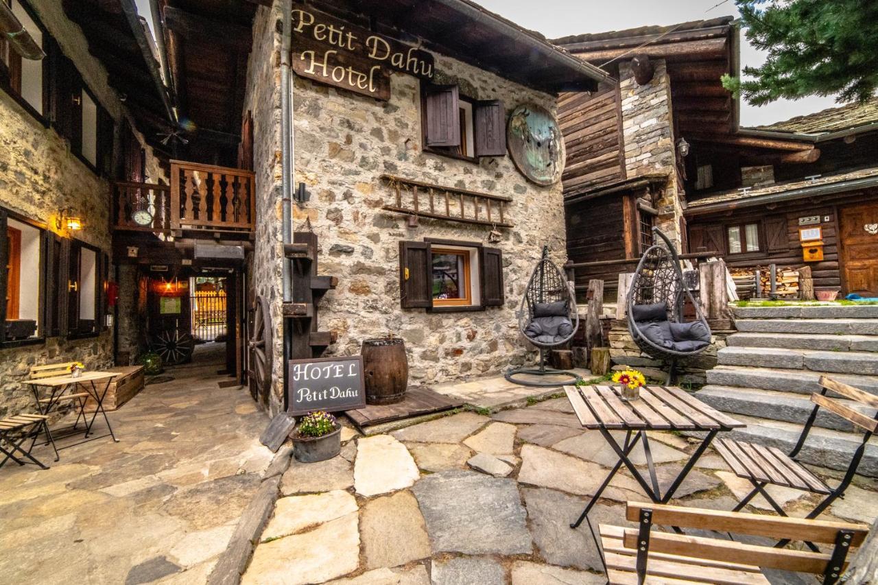 Hotel Petit Dahu - Chambres Et Restaurant Cogne Luaran gambar