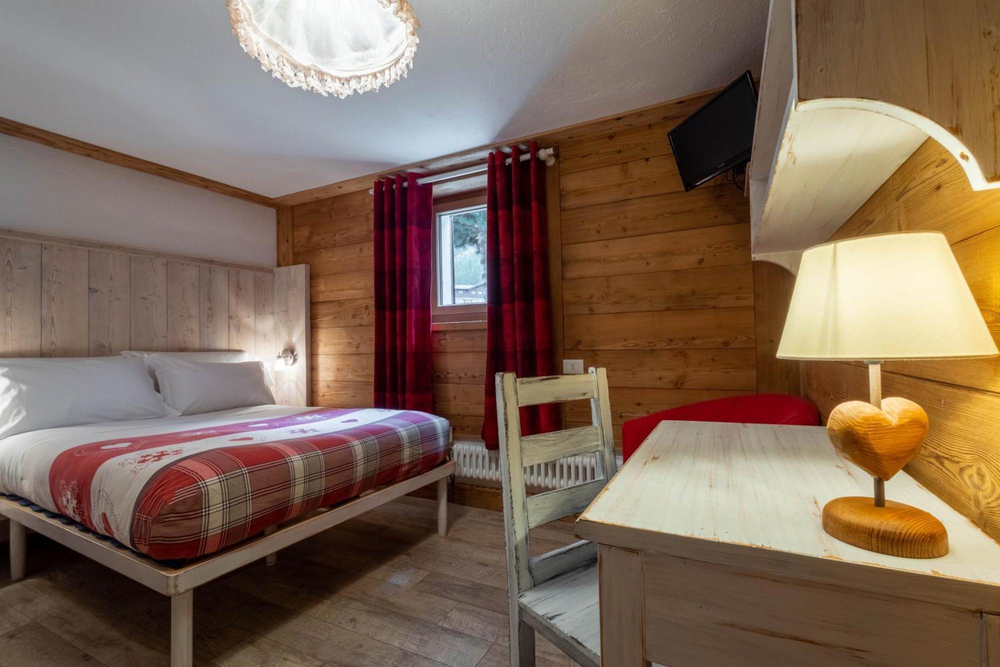 Hotel Petit Dahu - Chambres Et Restaurant Cogne Luaran gambar