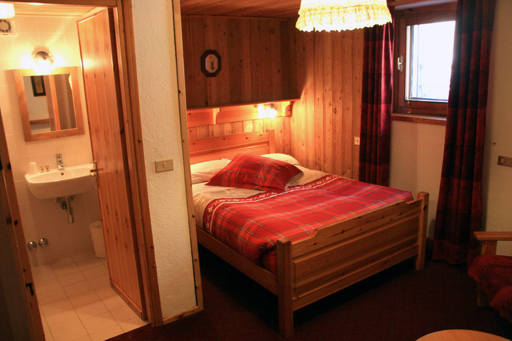 Hotel Petit Dahu - Chambres Et Restaurant Cogne Luaran gambar