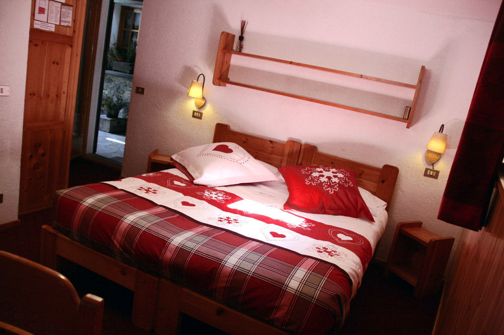 Hotel Petit Dahu - Chambres Et Restaurant Cogne Luaran gambar